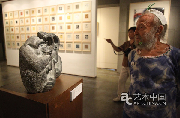 胡安•里波耶斯观看韩美林雕塑