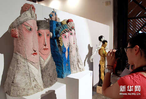 7月6日，一位观众在拍摄雕塑作品《你浓》。新华网图片 凡军 摄