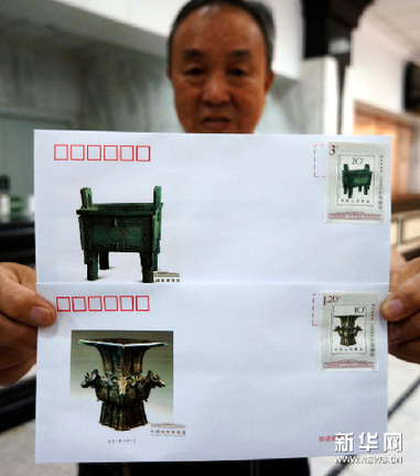 7月8日，在《国家博物馆》特种邮票杭州首发式上，集邮爱好者展示邮票首日封。新华网图片 龙巍 摄