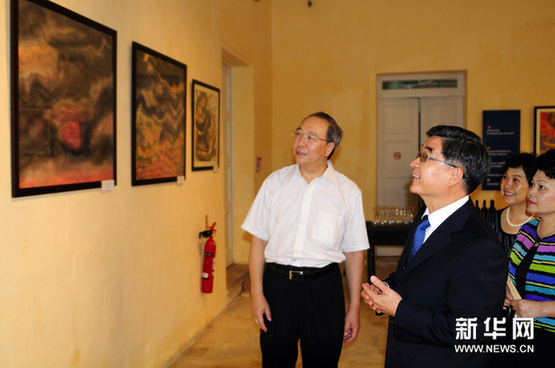 8月23日，在马耳他首都瓦莱塔，汉字艺术家孙振宇（左一）为中国驻马耳他大使蔡金彪（左二）讲解艺术展上的画作。 新华网图片 刘宇 摄