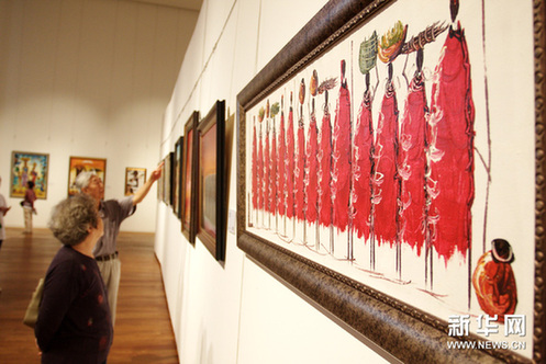 9月19日，参观者在天津美术馆观看“多彩坦桑——‘挺嘎挺嘎’绘画展”。新华网图片 王青岩 摄