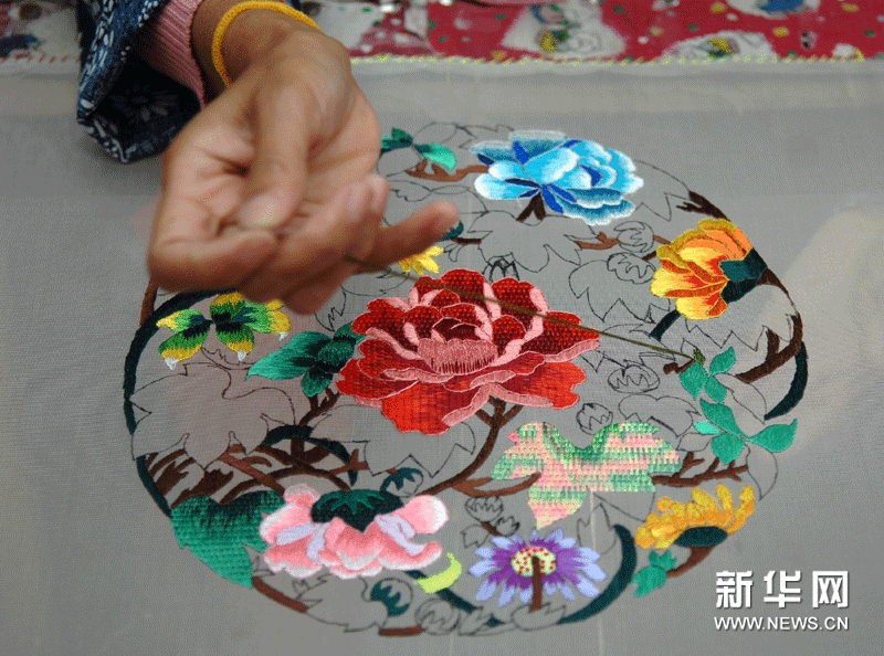 9月27日，手工艺女艺人在技能大赛上制作刺绣。