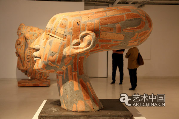 《埃及艳后》 125×85×105cm 红砖、水泥、钢筋、角铁 2012.3