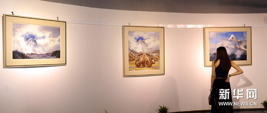 9月1日，参观者在观看展出的瓷板画作品。新华网图片 周科 摄