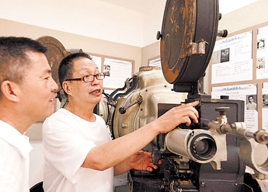 　　绍兴电影博物馆中的应海铭老师傅正在对着一台1960年的电影放映机进行详细讲解