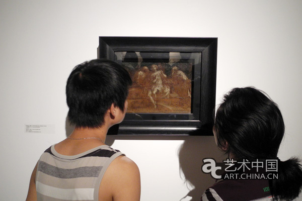 观众在观看威尼斯画派丁托列托的油画《苏珊娜和老年人》