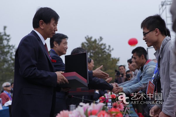 大同市市长耿彦波先生、中央美术学院书记杨力先生为获“曾竹韶奖”同学颁奖并表示祝贺
