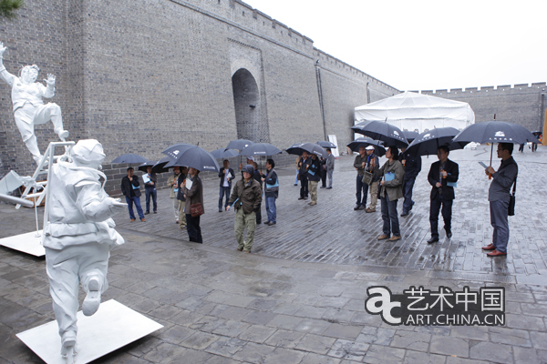 评审委员会委员冒雨评议户外展区作品