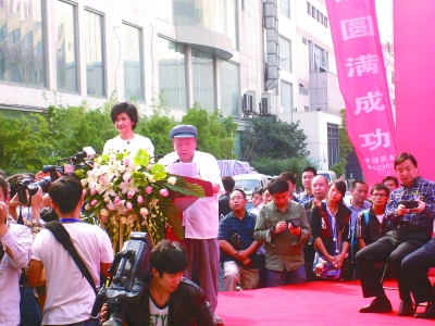 黄土画派艺术研究院院长刘文西在开幕式上讲话
