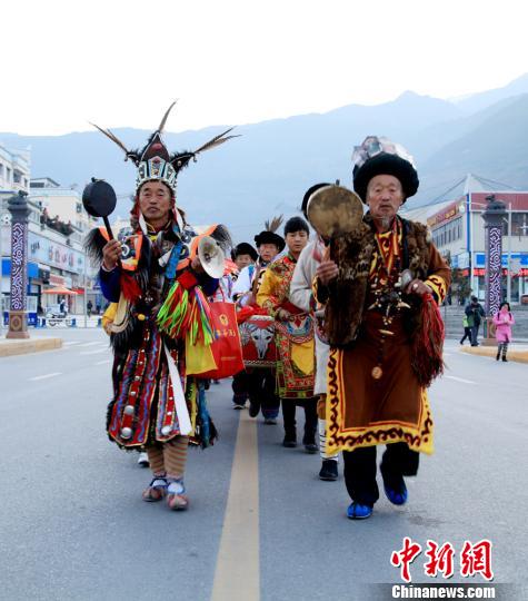 茂县民众盛装迎新年。　杨柏辉　摄