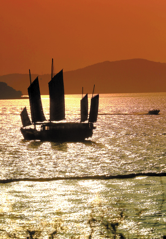 　　↑无锡太湖上的帆影