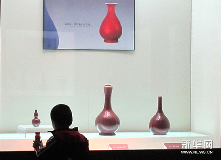 11月20日，一个小朋友在“馆藏单色釉瓷器展”上观看单色釉瓷器精品。新华网图片 徐速绘 摄
