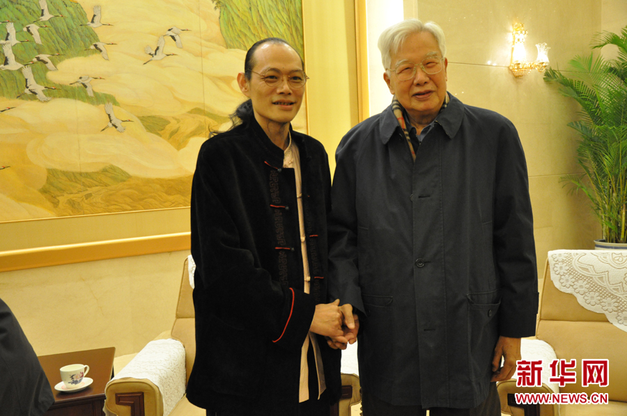 图片说明：全国政协原副主席、中国和平统一促进会名誉会长罗豪才与著名画家董希源亲切交流。