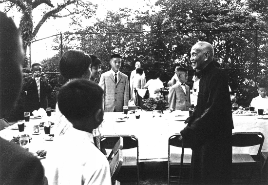 蒋夫人宋美龄在士林官邸举办户外烤肉餐会,宴请侍卫人员及家属,蒋中正