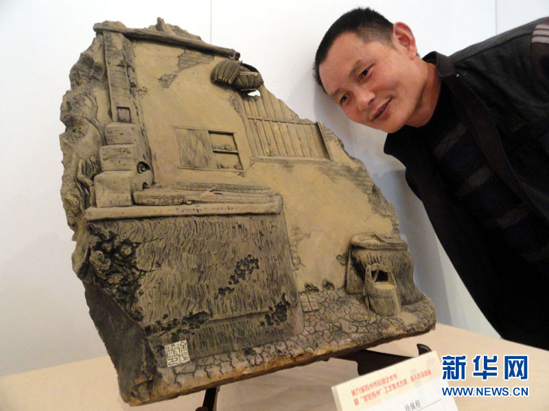 11月10日，参观者在苏州美术馆欣赏徐佩根的石雕作品《老家》。