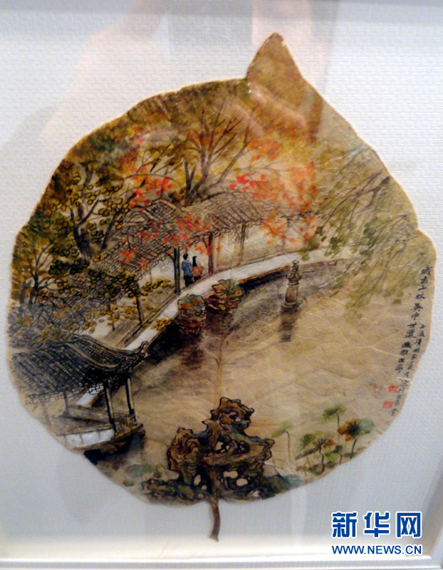这是11月10日在苏州美术馆拍摄的庞彦德的树叶画作品《拙政园》。