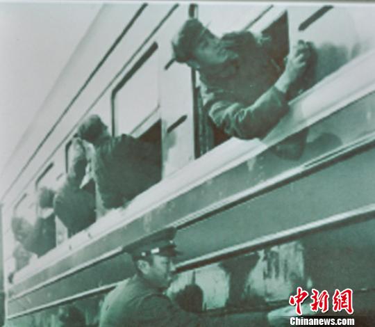 1983年军民共建文明站时的情景照片。　李昭　摄