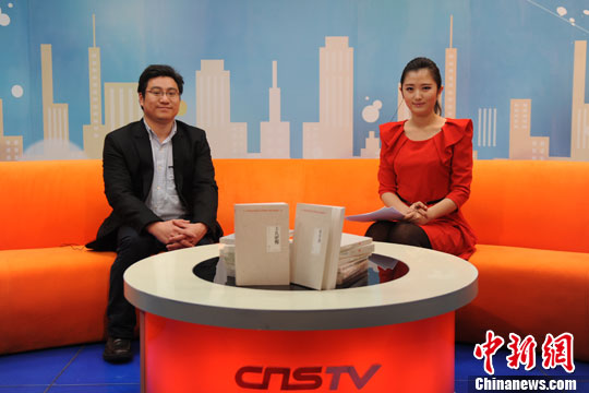 出版人陈黎明（左）。 中新网记者 张龙云 摄