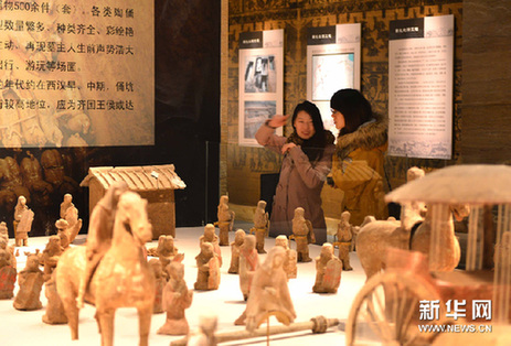 12月13日，观众在山东博物馆观看馆藏文物。新华网图片 徐速绘 摄