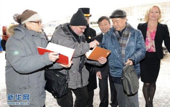 　　12月6日，在瑞典首都斯德哥尔摩，中国作家莫言（右二）抵达下榻饭店时为当地读者签名。新华社记者武巍摄…