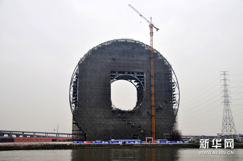 1月15日在广东省广州市荔湾区白鹅潭经济圈拍摄的在建的“铜钱大楼”。新华网图片 高殿华 摄