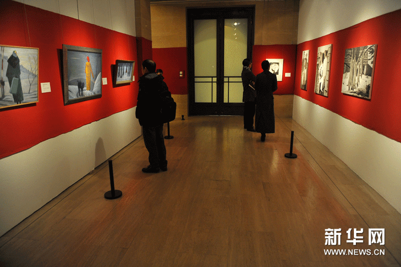 1月5日，观众在参观展出的绘画作品。