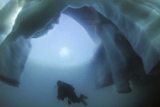 巨大的冰结构形成一道拱门，让人惊叹于大自然的创造力。