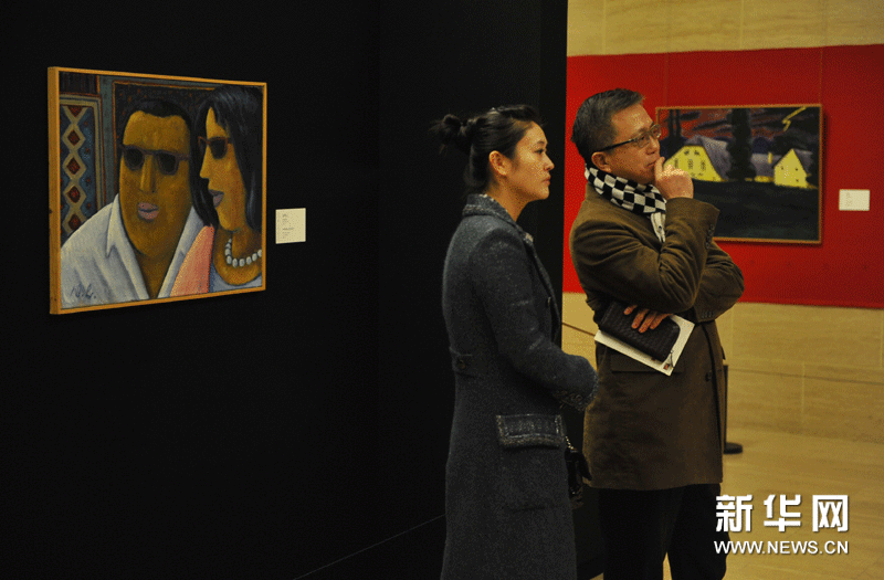 1月5日，两名观众在参观展出的绘画作品。