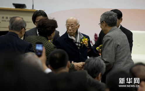 1月21日，国学大师饶宗颐教授（中）出席“饶宗颐国学院”成立典礼。新华网图片 赵宇思 摄