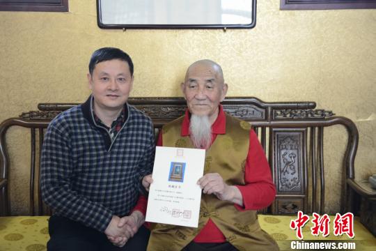 图布丹大师向蜀菁馆馆主颁授收藏证书。　吴佳　摄