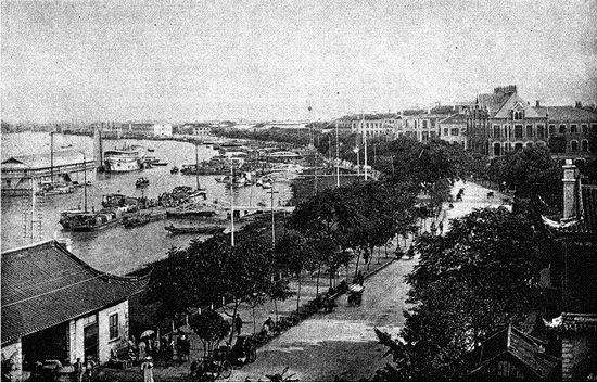 上图是1900年八国联军统帅瓦德西在上海跑马场阅兵;下图是19世纪末的