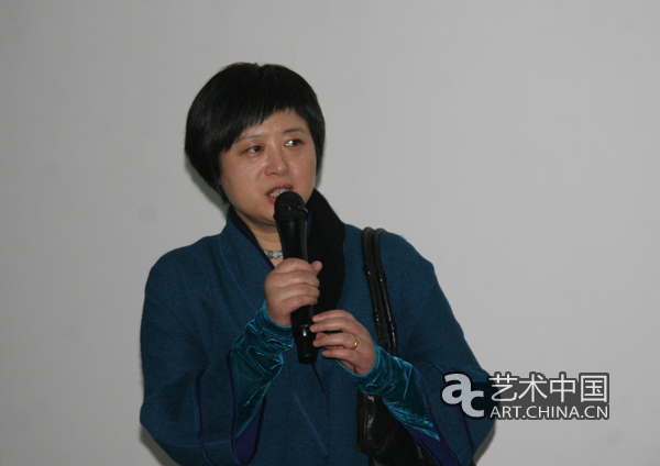 艺术家代表靳卫红在开幕式上发言