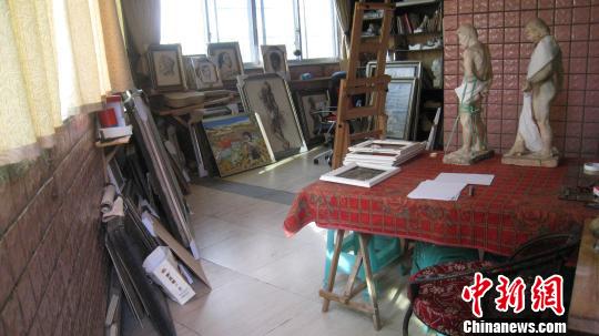 贵州女画家郑德荣的画室。　家属　摄