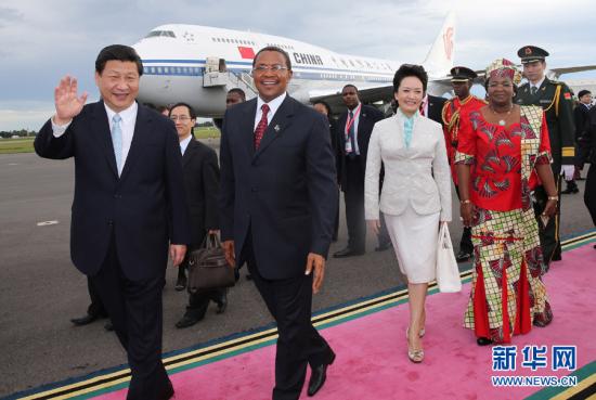3月24日，国家主席习近平乘专机抵达达累斯萨拉姆尼雷尔国际机场，开始对坦桑尼亚进行国事访问。坦桑尼亚总统基奎特和夫人到机场迎接习近平和夫人彭丽媛。 兰红光 摄 图片来源：新华网