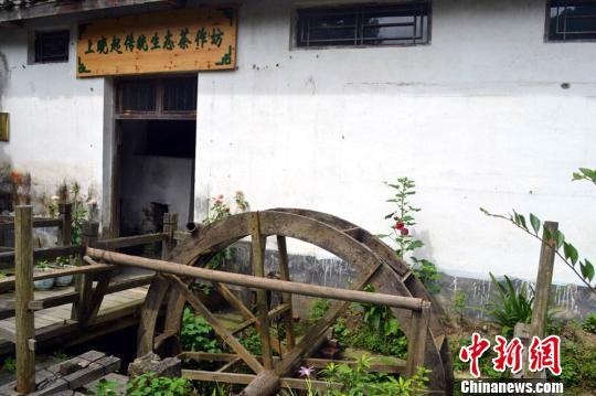 当地村民修复了一套古老的九转连磨水力捻茶机。　王姣　摄