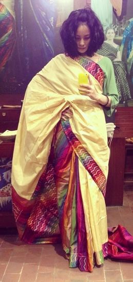 6月22日晚，王菲在微博上晒出一张自拍照，照片中王菲身穿印度纱丽，异域风情十足。粉丝们在称赞的同时也调侃其“披着一身窗帘”。