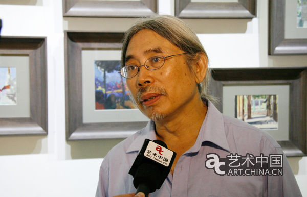 艺术家马克鲁在展览现场接受艺术中国记者的采访