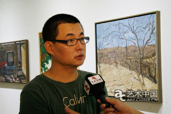 艺术家白晓刚在展览现场接受艺术中国记者的采访