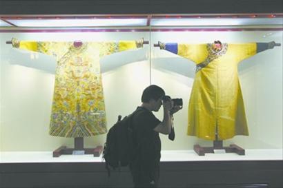 　昨日，3件康熙、乾隆、皇太极穿过的传世稀品龙袍首次曝光。