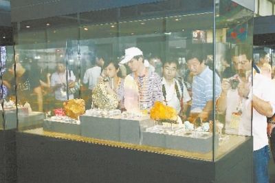 首届中国（长沙）国际矿物宝石博览会上，观展市民用相机记录各种美丽矿石。（资料图片）