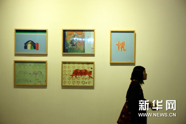9月14日，观众在展厅观看展览。新华网图片 吴晓初 摄