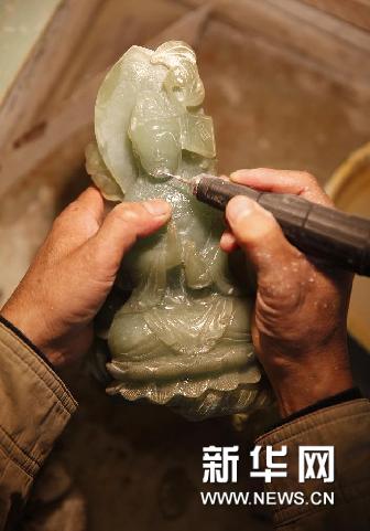 玉雕手艺传承百年 图