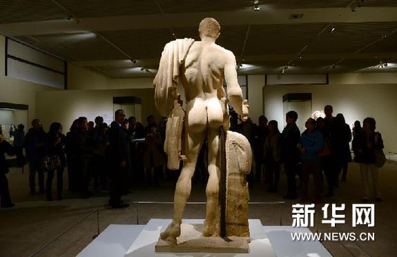 10月28日，人们在观看展出的罗马将军雕像。新华网图片 金良快 摄