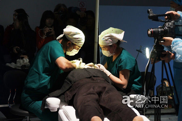 肉身的力量:韩啸的手术刀 行为艺术展UCCA举