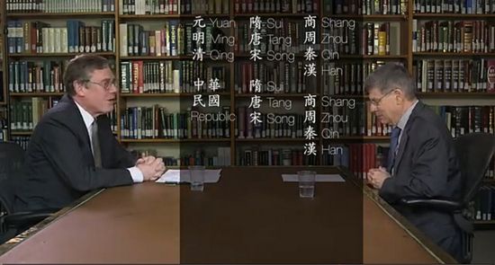 图为edX平台上发布的“中国课”视频，包弼德（左）和柯伟林（右）在视频中唱起用《两只老虎》曲子改编的“中国朝代歌”。