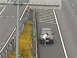 义乌夫妇错过高速出口 妻子出馊主意挡车牌倒车