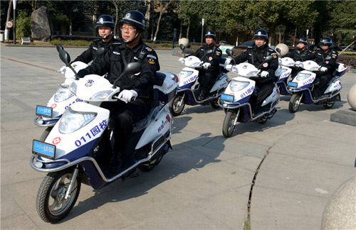 宁波一高校成立电瓶车巡逻队 保安升级护航校