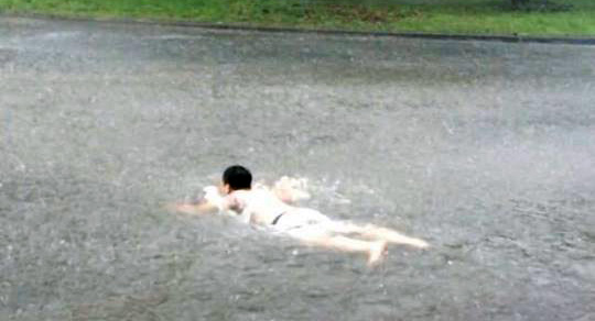 武汉万名司机驾照降级 6572人未换证将罚200