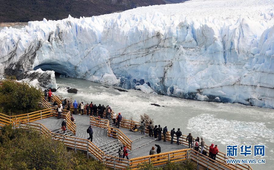 阿根廷莫雷诺冰川四年来首次崩塌