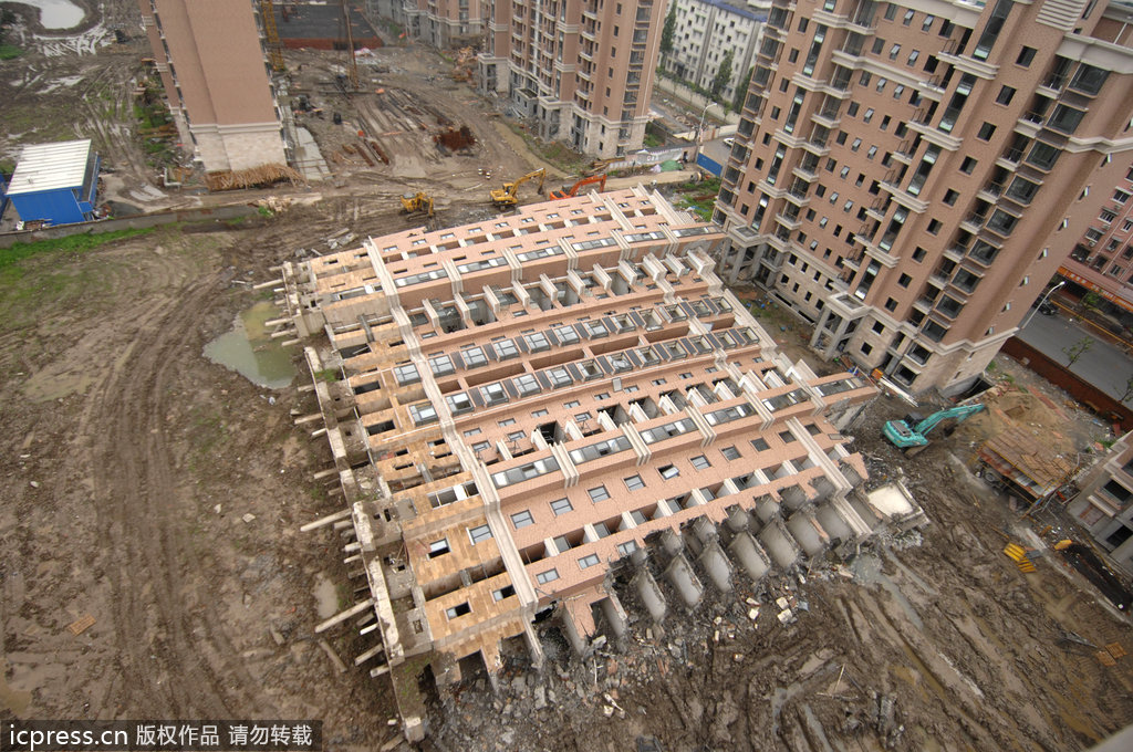 大楼完好无损地仰天倒下。上海闵行区莲花南路近罗阳路莲花河畔景苑小区一栋在建的13层住宅楼全部倒塌，造成一名工人死亡。庆幸的是，由于倒塌的高楼尚未竣工交付使用，所以，事故并没有酿成居民伤亡事故。
有专家表示，简直不敢相信，13层的楼房连根拔起，整体倒塌，却没有散架。从1956年开始研究房屋结构到现在，还没有见过房子这么倒下的。